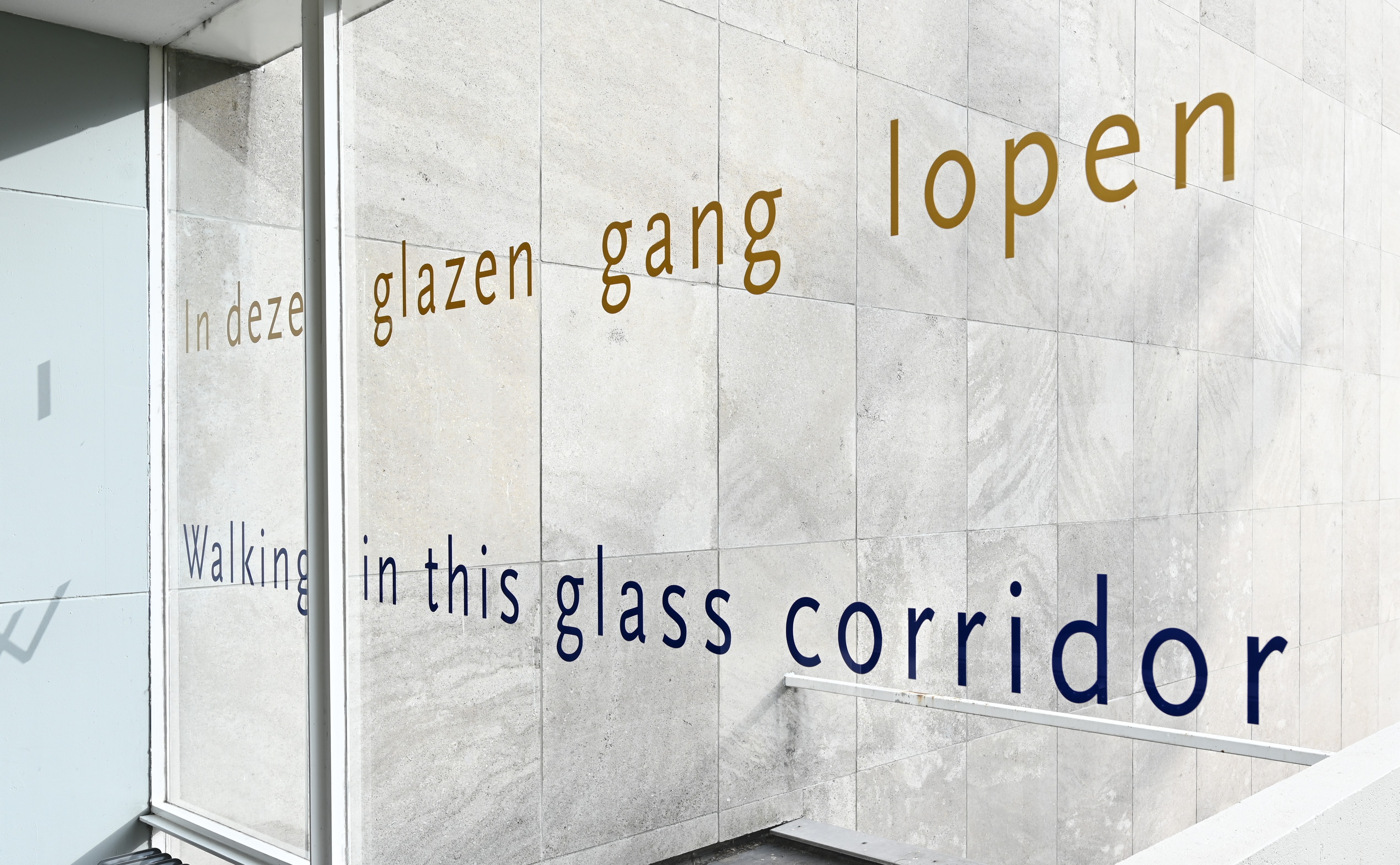 In deze glazen gang lopen